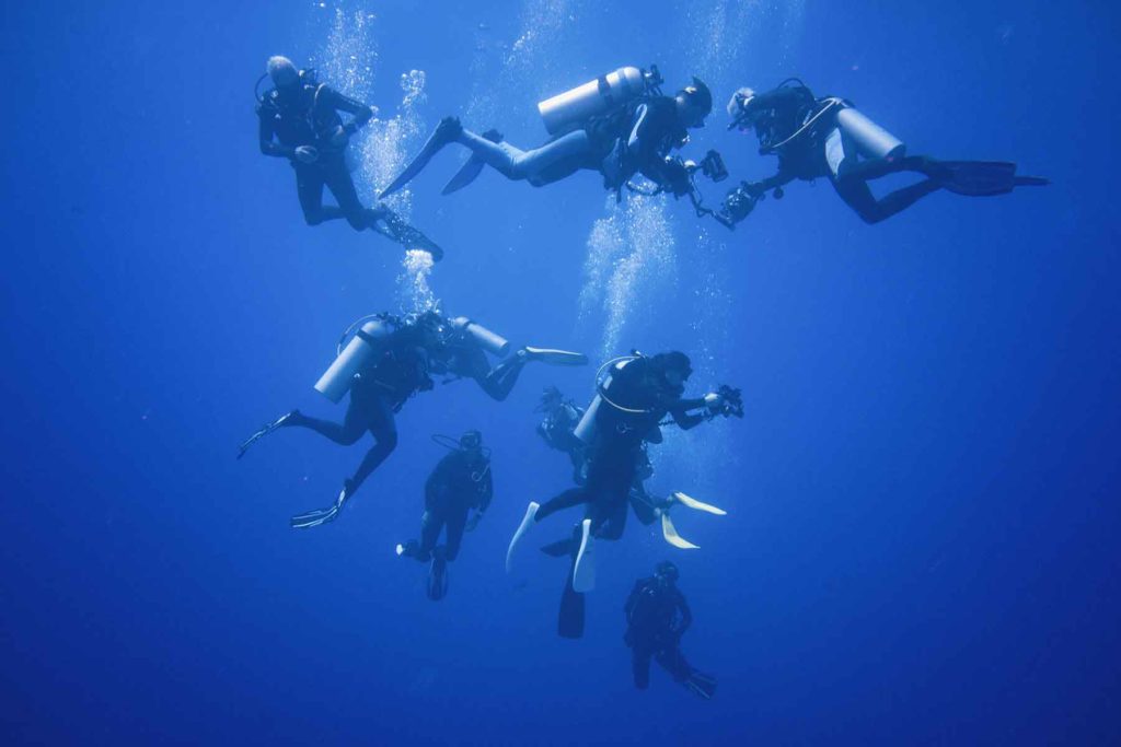 a-group-of-scuba-divers-descending-into-infinite-b-ELVW3HT.jpg