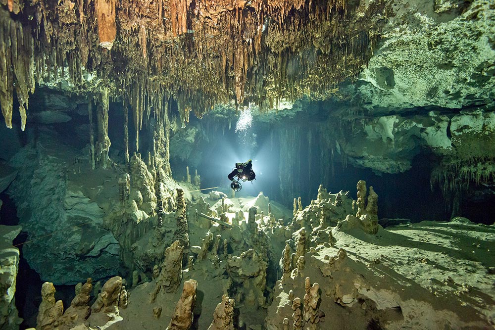 Mexico, Yucatan, Tulum, Cave diver in the system Dos Ojos